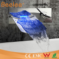 Chromé plaqué avec bec en acier inoxydable bec de bain LED Wall Mount robinet